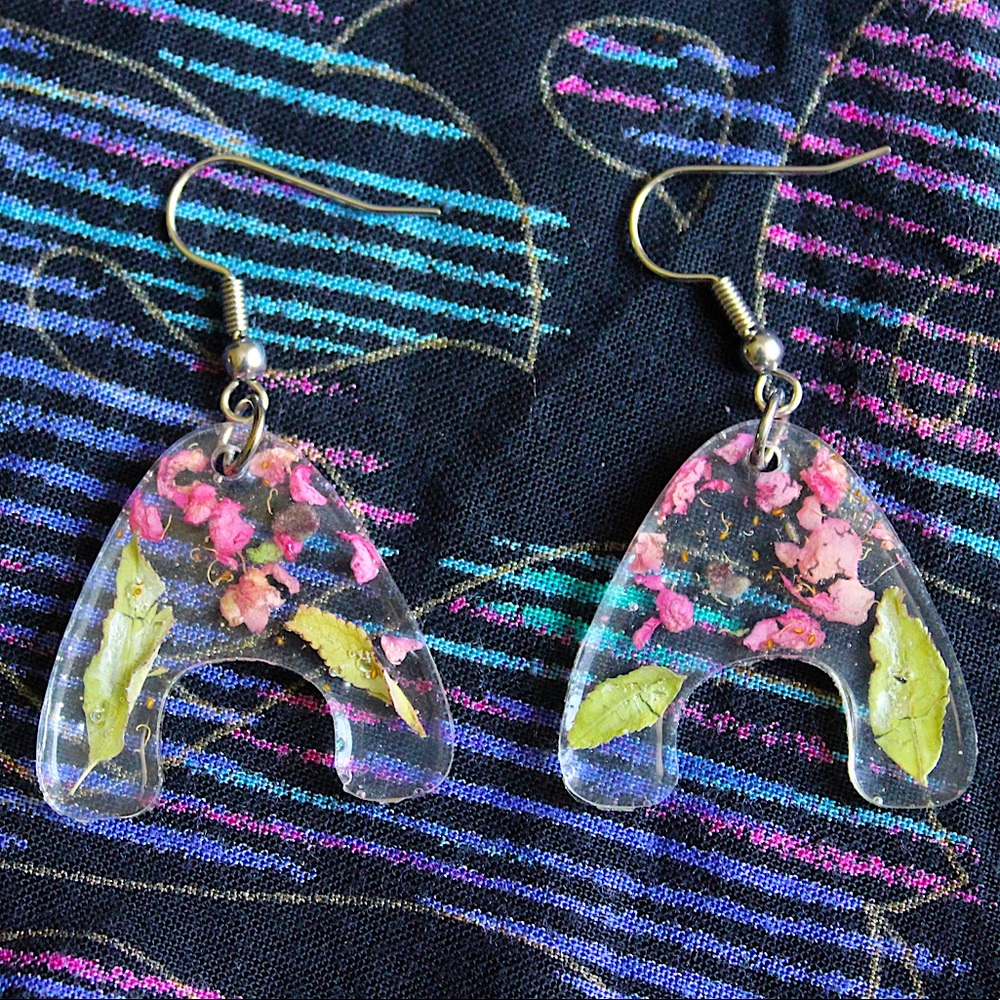 ✨ Handmade Dried Flower Resin Earrings